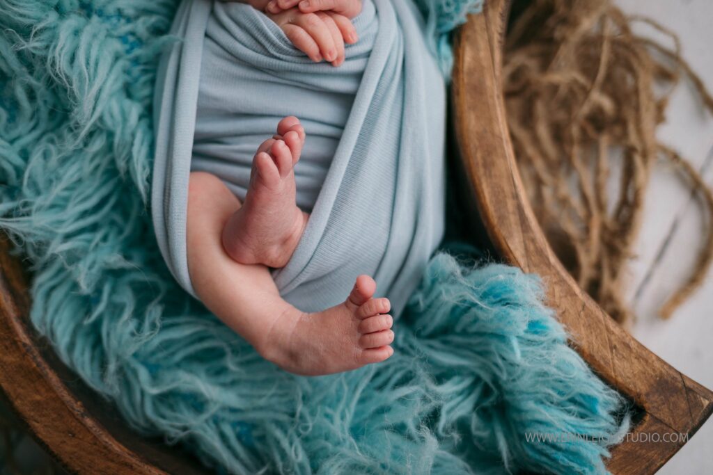 baby feet newborn photos